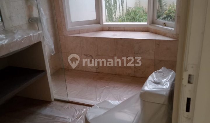 Rumah Terawat 2 lantai Furnished di Intercon Kebon Jeruk, Lt 160m2 Lb 250m2, 3 KT KM, SHM, Strategis dan Bebas Banjir, Nego 2