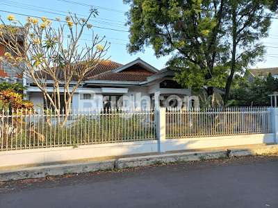 RUMAH BESAR + TANAH DI DAERAH ELITE KOTA BANDUNG YANG NYAMAN 2