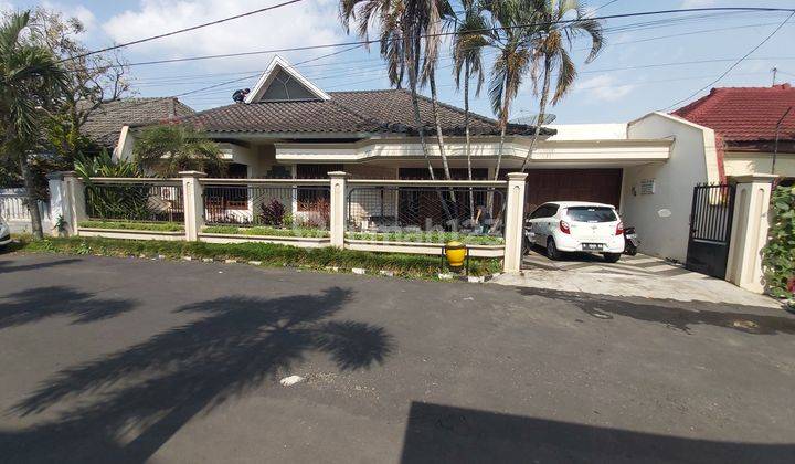 Rumah terawat dengan taman asri dan ruangan luas area berkelas Tidar 1