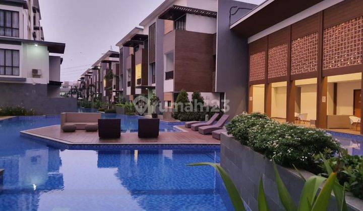 Rumah Hadap Danau 3 Lantai Fasilitas Swimming Pool Cluster Amethyst Vanya Park 1