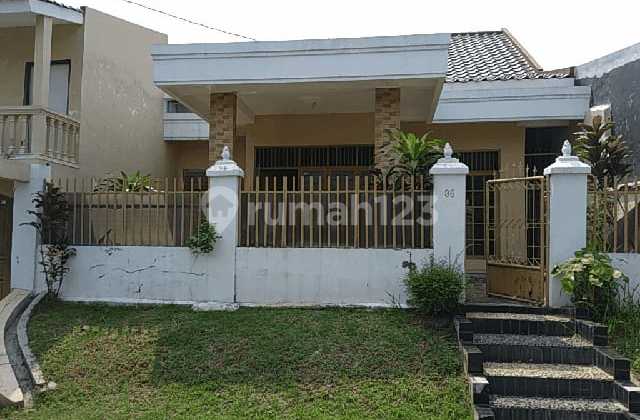 Well-Maintained 4-Bedroom House Near MRT Lebak Bulus