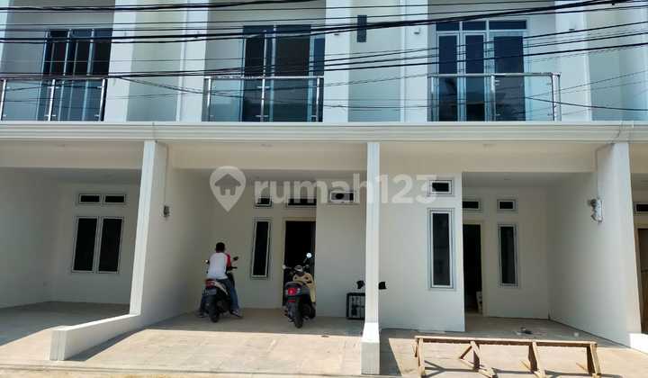 TOWN HOUSE MEWAH DI TENGAH KOTA JAKARTA 