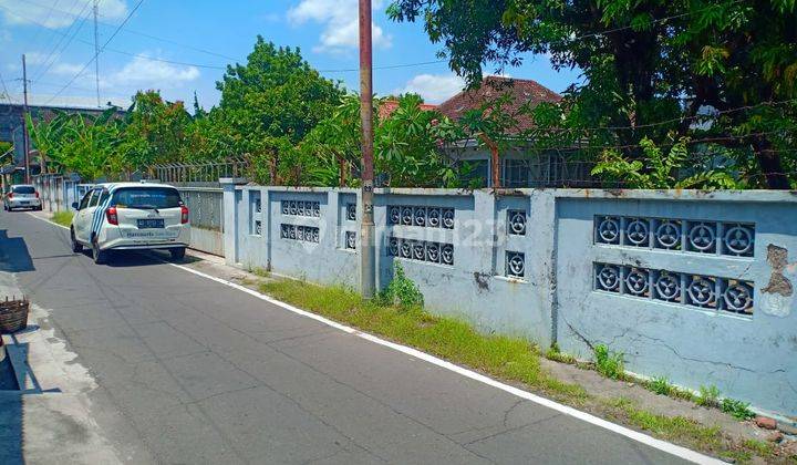 Rumah Dengan Halaman Luas 1