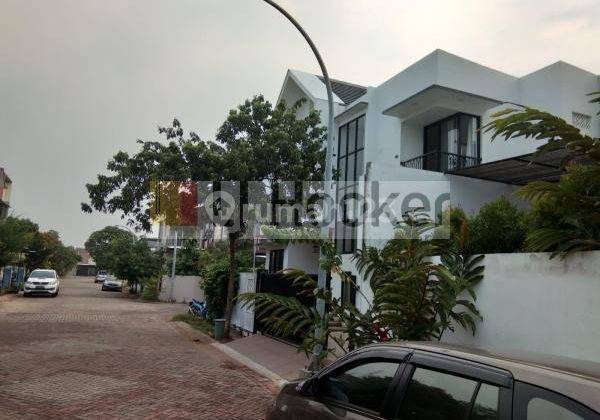 Rumah Mewah hoek bangunan kokoh di komplek Metland puri 2