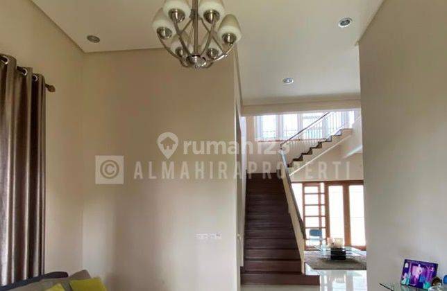 Rumah Araya Model Villa Ada Kolam Renang  2