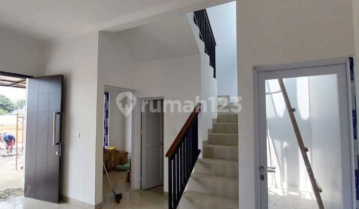 Rumah Bergaya Modern Tropis Dekat Stasiun KRL