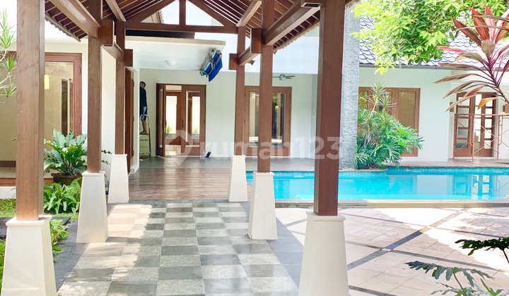 Rumah Tropical dengan Taman Luas di Cilandak Ajh02017