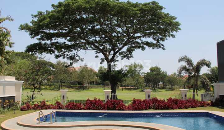 Dijual Rumah Golf View, ada Swimming Pool di Graha Famili Blok F