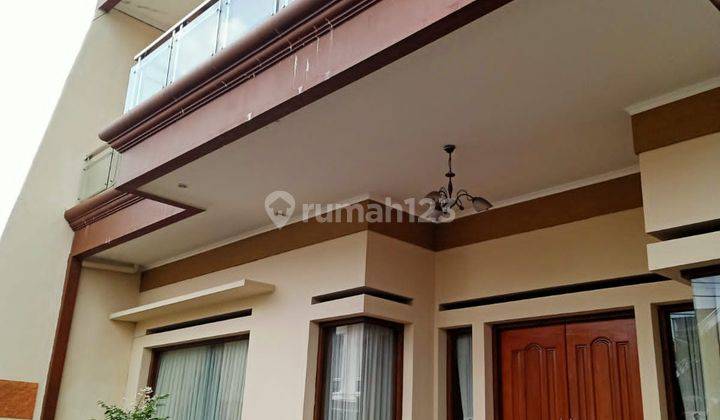 Rumah mewah dalam komplek elite one gate system di Pondok Kelapa 2