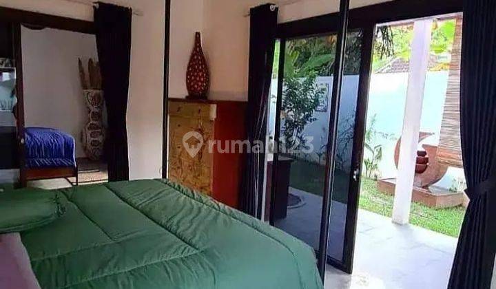 Villa Kolam Renang Pribadi Konsep Tropis 2