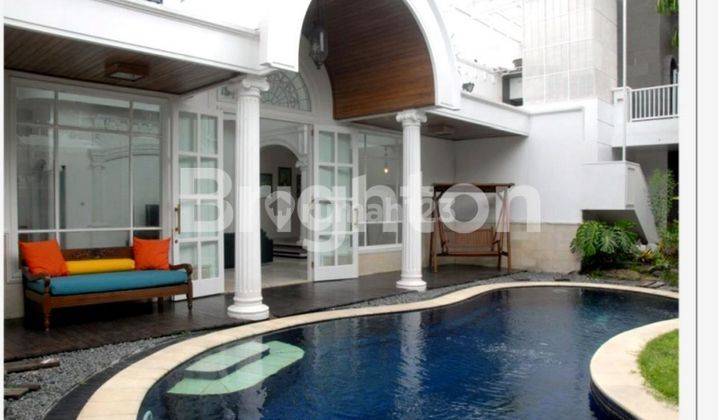 Rumah Mewah ada kolam renang Boulevard Araya 1