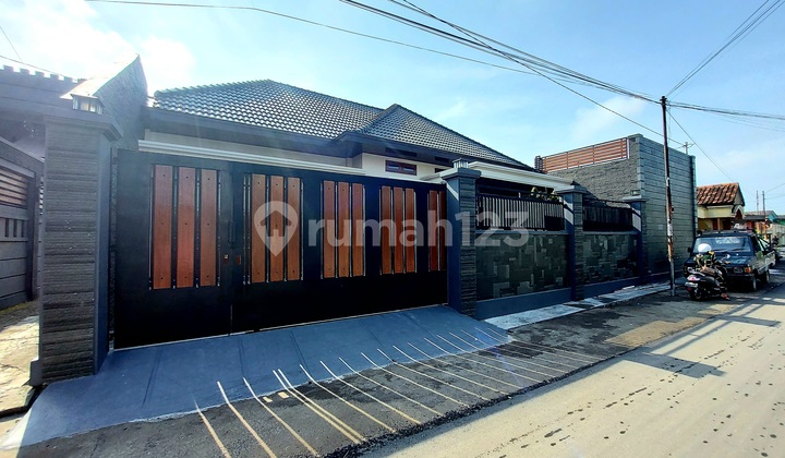Rumah Mewah Fasilitas Kolam Renang 2