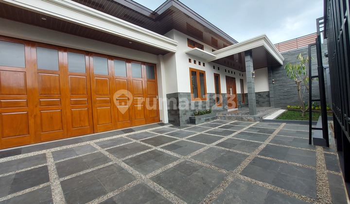 Rumah Mewah Fasilitas Kolam Renang Rumah Mewah Fasilitas Kolam Renang