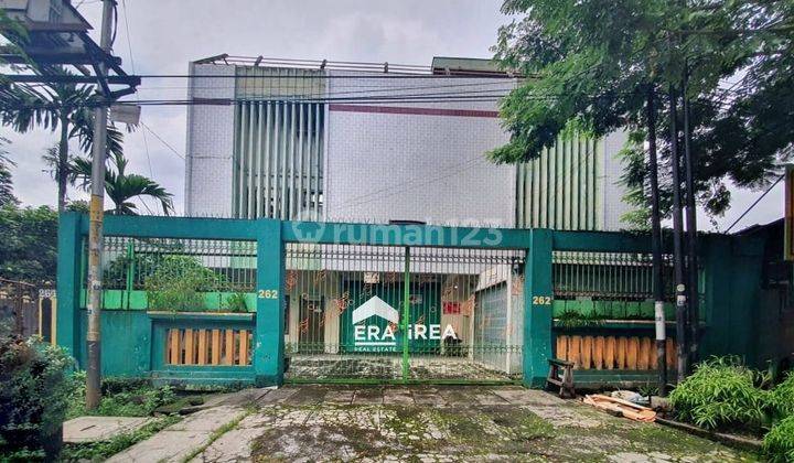 Rumah dan Ruang Usaha Tengah Kota Solo 1