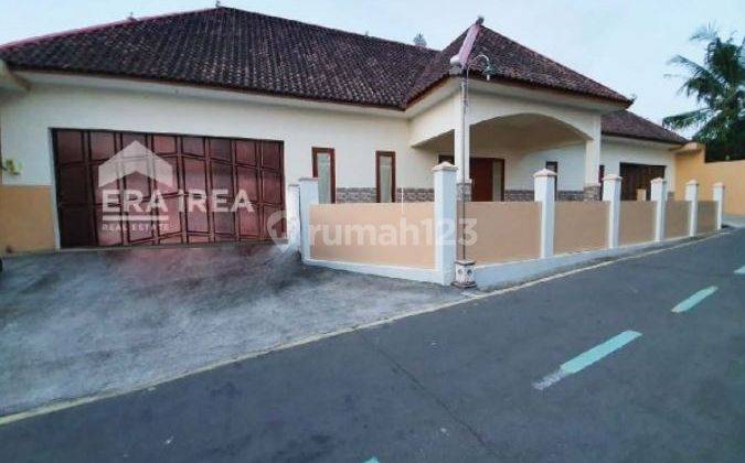 Villa 6 kamar, halaman luas, kolam renang, di Karangpandan 1