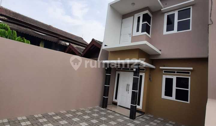 Rumah Luas dengan 4 Kamar Dekat Stasiun Depok dan Tol Desari 2