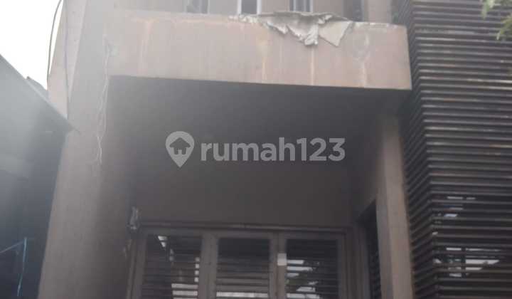 Jual rumah butuh renovasi di tengah kota Jual rumah butuh renovasi di tengah kota