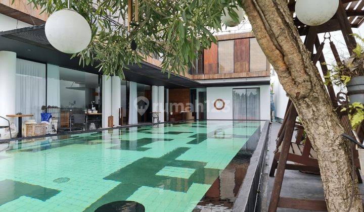 Rumah gaya Private Villa View Danau with Pool 2