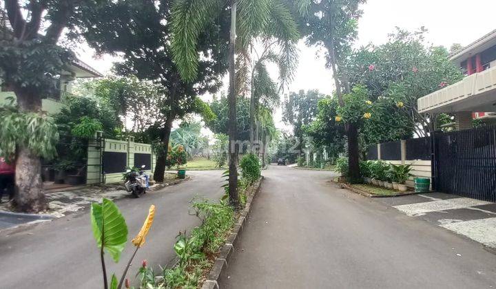 Rumah Hadap Selatan di Puspita Loka BSD Luas 300m 2 Lantai 2