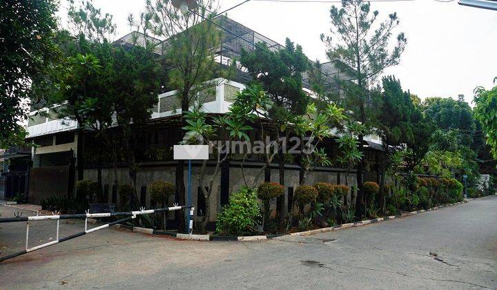 Rumah Hoek Ada Kolam Renang Pribadi di Pondok Pekayon Indah, Bekasi 1