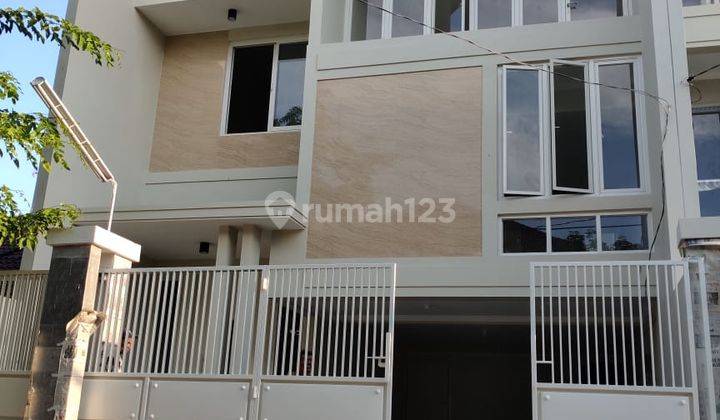 Rumah baru 2,5 lantai  turun harga jauh daerah Manyar Tirtoyoso Klampis surabaya 1