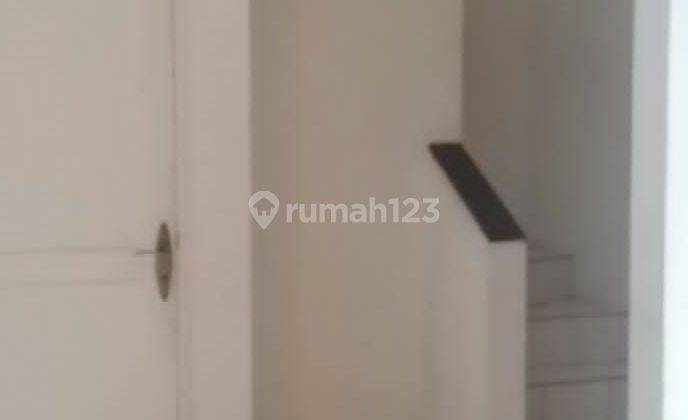 Rumah 2 Lantai 3 Kamar Tidur di Kota Wisata 2