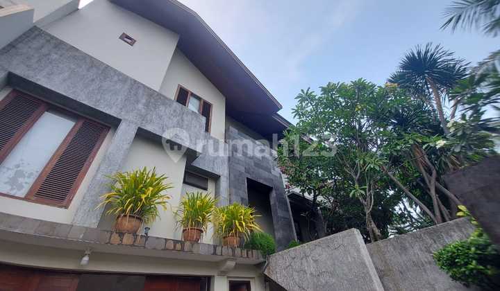 Pondok Indah, a modern tropical house with high ceilings and a spacious garden.