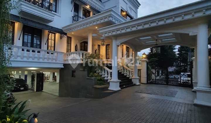 Rumah Mewah bergaya American Classic Modern, Fully furnishe lokasi di Kemang Jakarta Selatan.