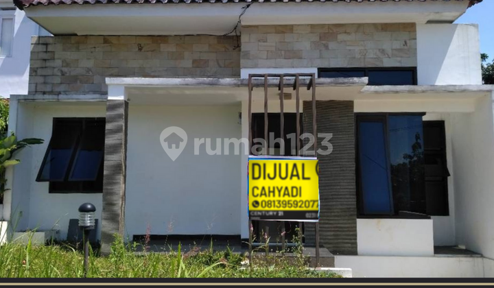 Rumah Tinggal di Perumahan Grage Manoa