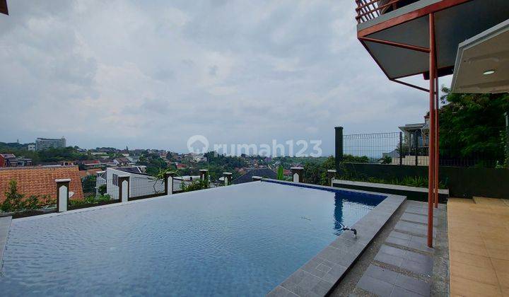 RUMAH KLASIK DI DAGO RESORT DENGAN VIEW CANTIK KOTA BANDUNG DAN KOLAM RENANG, UDARA SEJUK SUASANA TENANG NYAMAN, DEKAT KE PUSAT PERBELANJAAN DAN PEMERINTAHAN 15MENIT 1