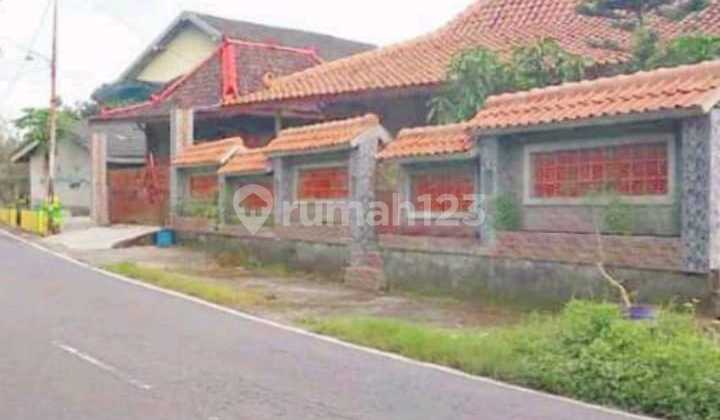 Joglo house full teak by the main road