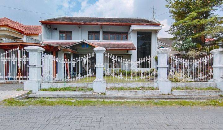 Rumah luas dengan lokasi strategis di Sawwitsari. Lingkungan elit dan dekat dengan berbagai macam fasilitas umum. Akses jalan lebar, mobil papasan lancar.

Luas Tanah : 605 m2
Luas Bangunan : 300 m2
Jumlah Lantai : 2
Kamar Tidur : 5
Kamar Pembantu : 1
Kam 1