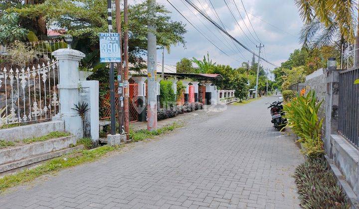 Rumah luas dengan lokasi strategis di Sawwitsari. Lingkungan elit dan dekat dengan berbagai macam fasilitas umum. Akses jalan lebar, mobil papasan lancar.

Luas Tanah : 605 m2
Luas Bangunan : 300 m2
Jumlah Lantai : 2
Kamar Tidur : 5
Kamar Pembantu : 1
Kam 2