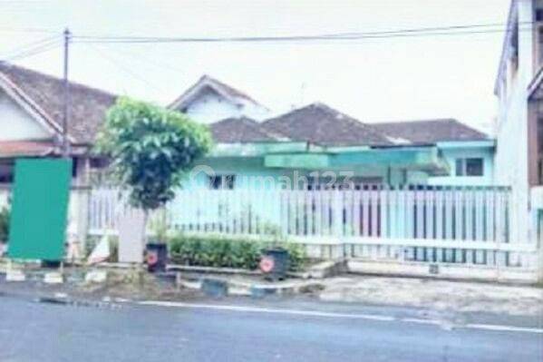 Rumah pinggir jalan dekat alun-alun kota Batu Malang Jawa timur 1