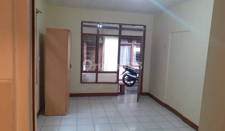 JUAL KOST2AN DI CIUMBULEUIT. Walaupun tidak bisa dilalui mobil, kost2an ini selalu penuh di saat mahasiswa unpar kuliah.  2