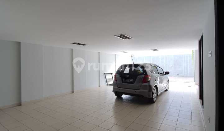 RUMAH MEWAH.DESIGN MODERN.PRIVATE POOL.DLM TOWN HOUSE DI KEMANG  2