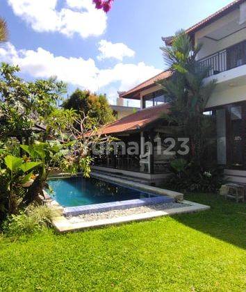 Cheap 3 bedroom villa in Canggu Batu Bolong 2