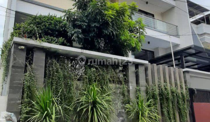 Rumah Cantik 3 Lantai Sangat Cocok Untuk Hunian. Lokasi Di Jl. Jelambar Madya Timur 3. 1