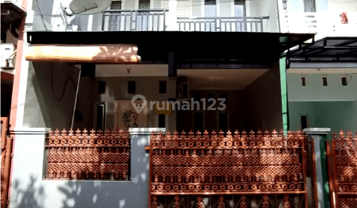 Rumah bagus 3 lantai semi furnished di pondok gede Bekasi Jawa barat 1