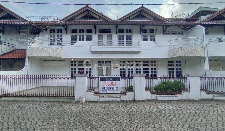 Villa di Komplek Putri Hijau 1