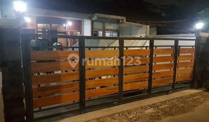 Dijual Rumah Kebon Baru Tebet Semi Furnished Rp. 4.9 M