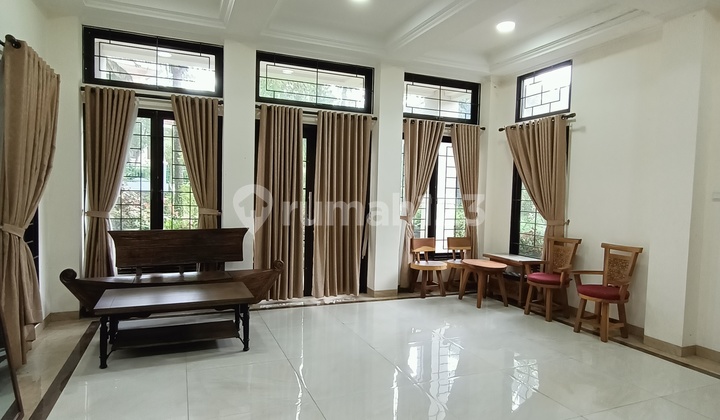 HOUSE WITH MOUNTAIN VIEW HOOK SENTUL CITY 2