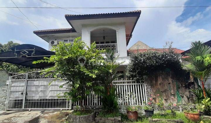 Lokasi sangat strategis, rumah 2 lantai, depan taman  2