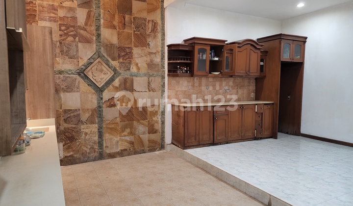 Menteng Rumah lama  lokasi tenang- Rp 40 jt/m..dekatke jl Diponegoro 2