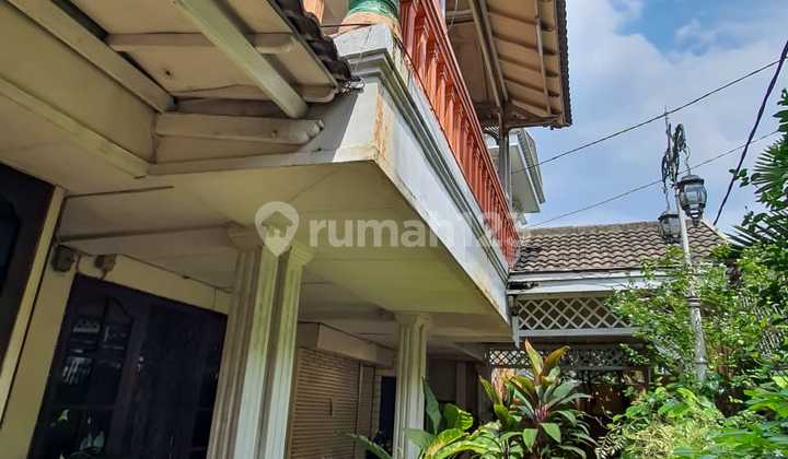 Rumah lingkungan asri dan teduh depan taman 2
