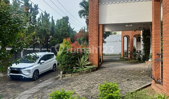Rumah dengan Halaman Luas di Setraduta Kumalsinta 2