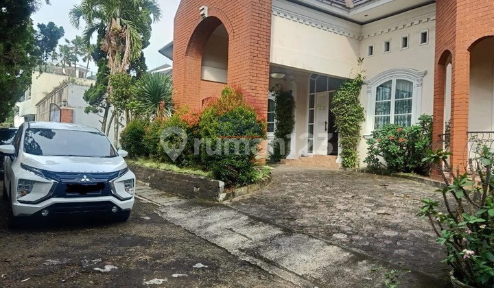 Rumah dengan Halaman Luas di Setraduta Kumalsinta