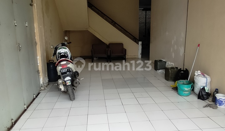 Rumah 3 lantai parkiran luas di sayap Bkr pelajar pejuang bandung