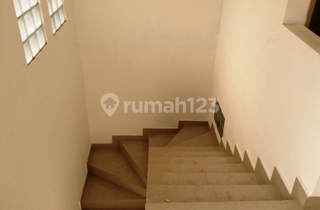 New house in Pasirsalam I (Bkr), facing East. 2