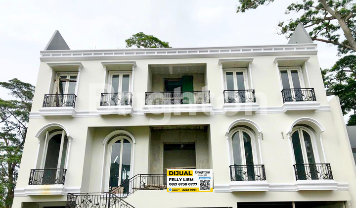 Rumah bangunan mandiri mewah 3 lantai dengan space lift, Design mewah American Classic di Emerald Cove, Summarecon Gading Serpong